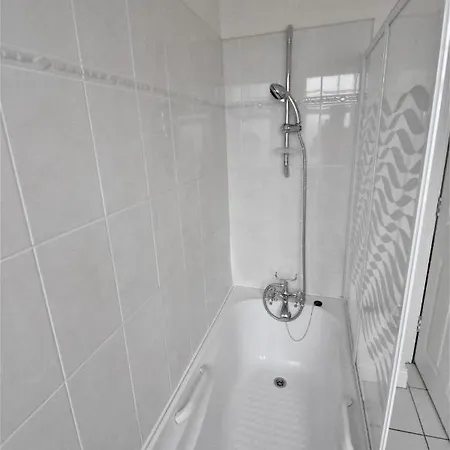 Secure Ennis Road Serviced Apartment *